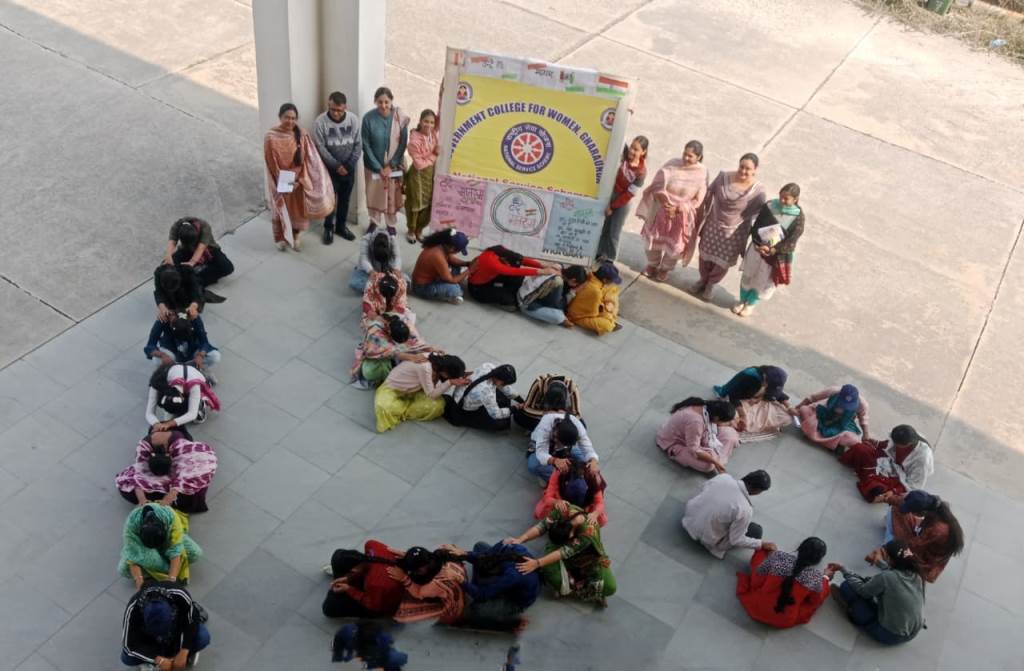 Students formed a human chain conveying the message of national unity